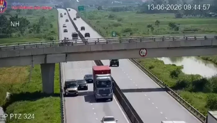 Dừng xe trên cao tốc cho hành khách xuống vệ sinh, tài xế bị phạt và trừ điểm GPLX Dừng xe trên cao tốc cho hành khách xuống vệ sinh, tài xế bị phạt và trừ điểm GPLX