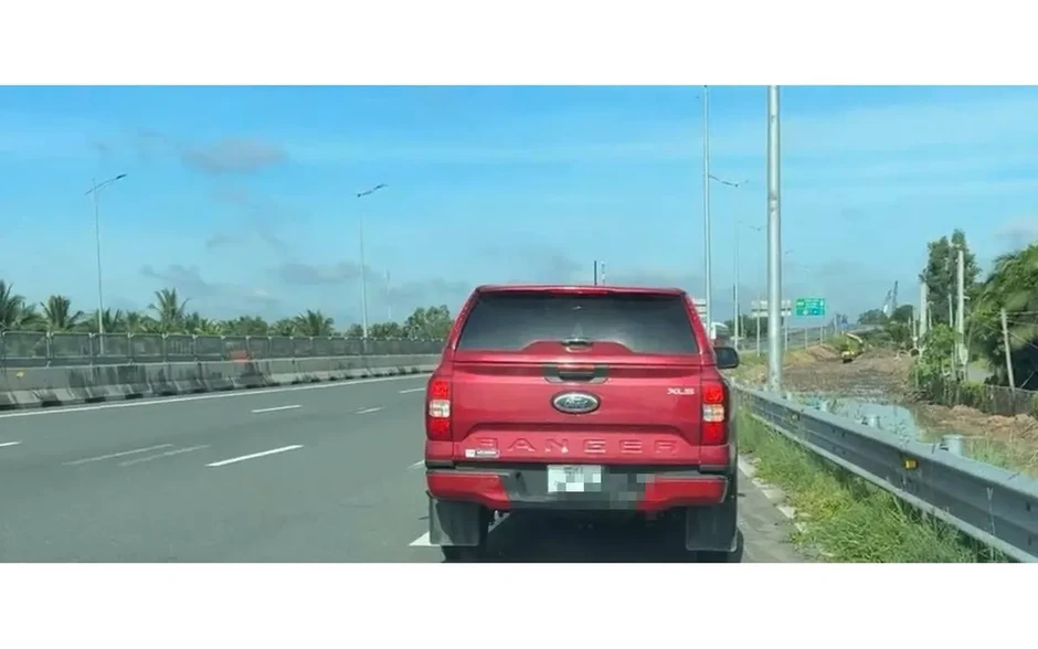 Dừng xe trên cao tốc để đi vệ sinh, tài xế bị phạt 14 triệu đồng Dừng xe trên cao tốc để đi vệ sinh, tài xế bị phạt 14 triệu đồng
