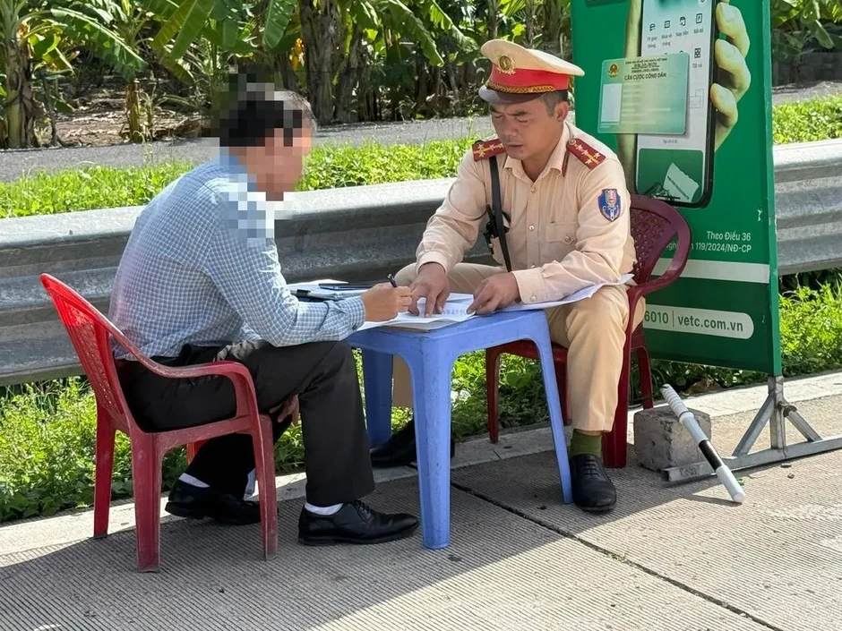 Dừng xe trên cao tốc để đi vệ sinh, tài xế bị phạt 14 triệu đồng Dừng xe trên cao tốc để đi vệ sinh, tài xế bị phạt 14 triệu đồng