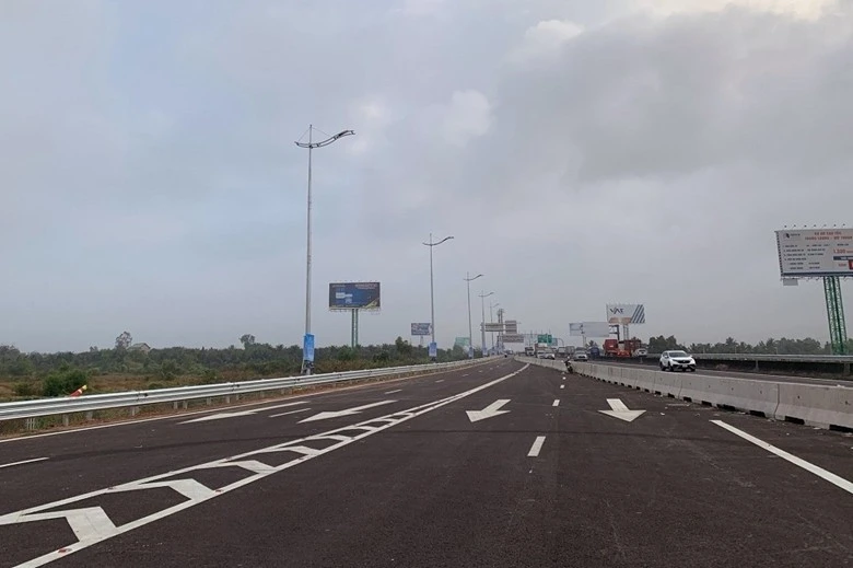 Dừng xe trên cao tốc đi vệ sinh, bị ô tô khách đâm chết tại chỗ Dừng xe trên cao tốc đi vệ sinh, bị ô tô khách đâm chết tại chỗ