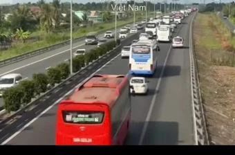 Dừng xe trên cao tốc đi vệ sinh, bị ô tô khách đâm chết tại chỗ
