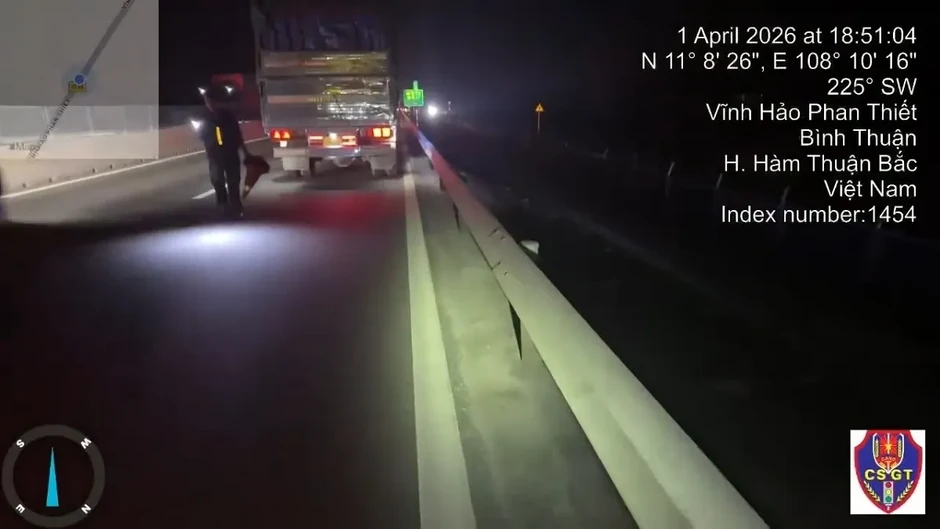 Dừng xe trên cao tốc do nổ lốp nhưng không đặt cảnh báo, tài xế bị phạt 13 triệu đồng Dừng xe trên cao tốc do nổ lốp nhưng không đặt cảnh báo, tài xế bị phạt 13 triệu đồng