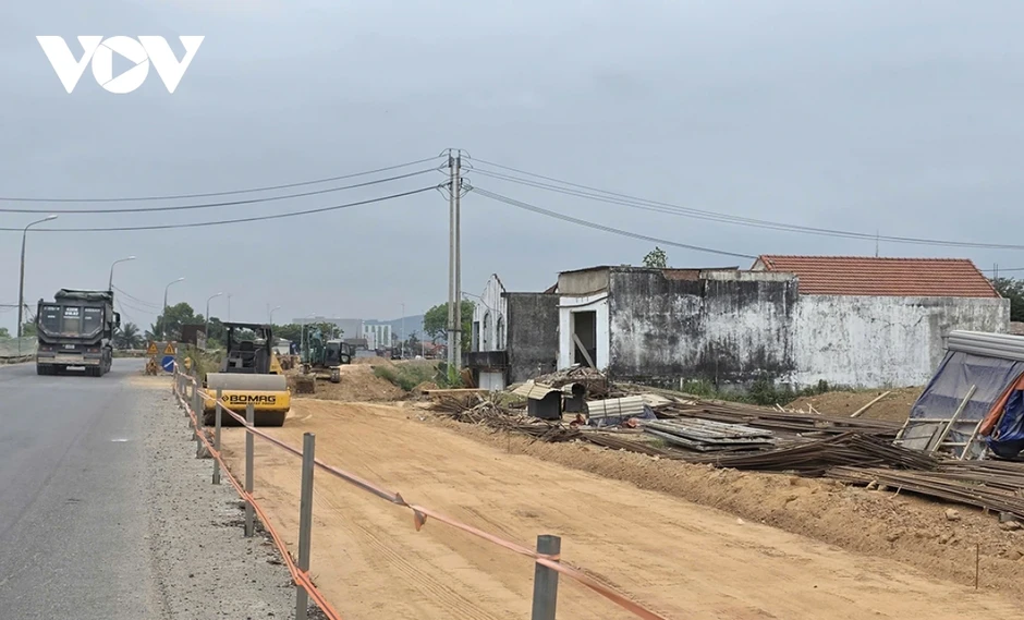Dưới đá lên, trên bảo... chờ, dân có đất tái định cư nhưng chưa thể xây nhà Dưới đá lên, trên bảo... chờ, dân có đất tái định cư nhưng chưa thể xây nhà