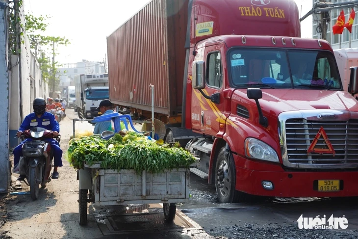 Đường Bến Nghé xuất hiện nhiều 'ổ voi', hàng trăm xe container chật vật vào cảng Tân Thuận Đường Bến Nghé xuất hiện nhiều 'ổ voi', hàng trăm xe container chật vật vào cảng Tân Thuận