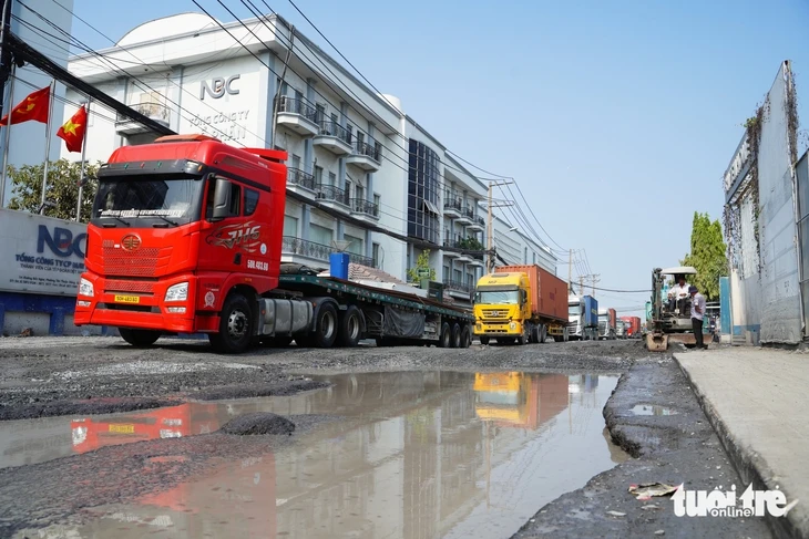 Đường Bến Nghé xuất hiện nhiều 'ổ voi', hàng trăm xe container chật vật vào cảng Tân Thuận Đường Bến Nghé xuất hiện nhiều 'ổ voi', hàng trăm xe container chật vật vào cảng Tân Thuận