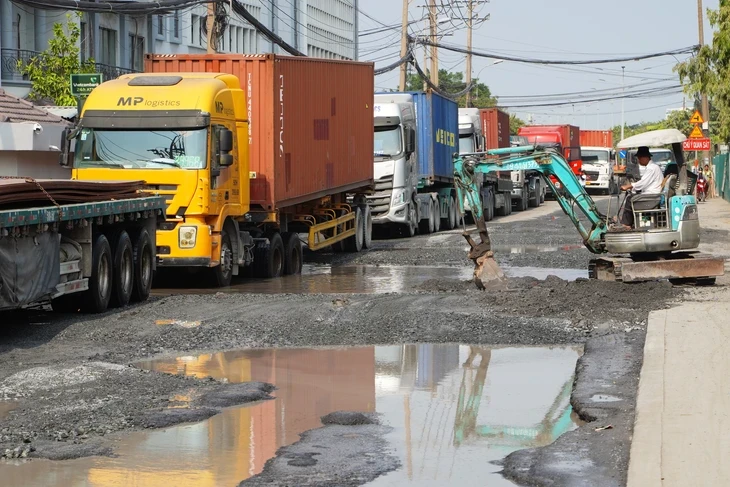Đường Bến Nghé xuất hiện nhiều 'ổ voi', hàng trăm xe container chật vật vào cảng Tân Thuận Đường Bến Nghé xuất hiện nhiều 'ổ voi', hàng trăm xe container chật vật vào cảng Tân Thuận