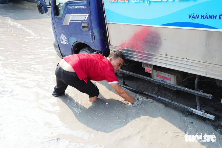 Đường Bến Nghé xuất hiện nhiều 'ổ voi', hàng trăm xe container chật vật vào cảng Tân Thuận Đường Bến Nghé xuất hiện nhiều 'ổ voi', hàng trăm xe container chật vật vào cảng Tân Thuận
