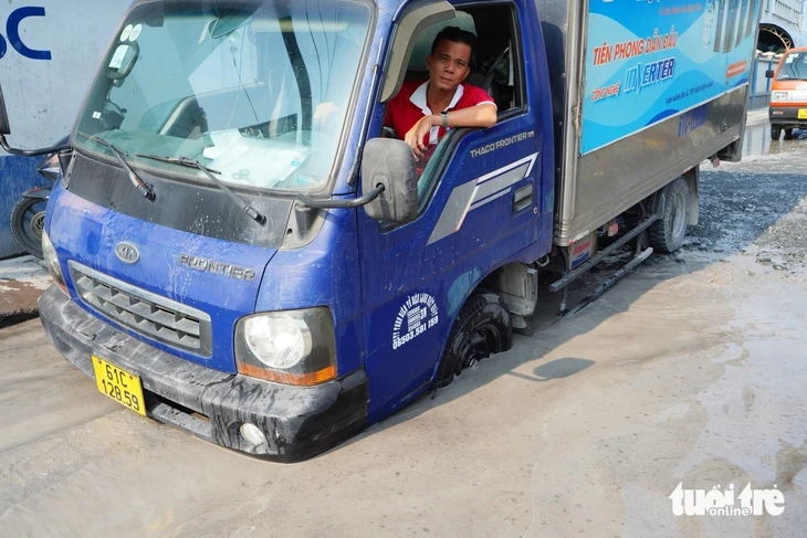 Đường Bến Nghé xuất hiện nhiều 'ổ voi', hàng trăm xe container chật vật vào cảng Tân Thuận Đường Bến Nghé xuất hiện nhiều 'ổ voi', hàng trăm xe container chật vật vào cảng Tân Thuận
