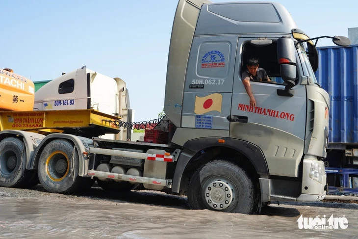 Đường Bến Nghé xuất hiện nhiều 'ổ voi', hàng trăm xe container chật vật vào cảng Tân Thuận Đường Bến Nghé xuất hiện nhiều 'ổ voi', hàng trăm xe container chật vật vào cảng Tân Thuận