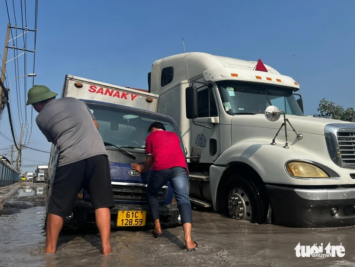 Đường Bến Nghé xuất hiện nhiều 'ổ voi', hàng trăm xe container chật vật vào cảng Tân Thuận Đường Bến Nghé xuất hiện nhiều 'ổ voi', hàng trăm xe container chật vật vào cảng Tân Thuận