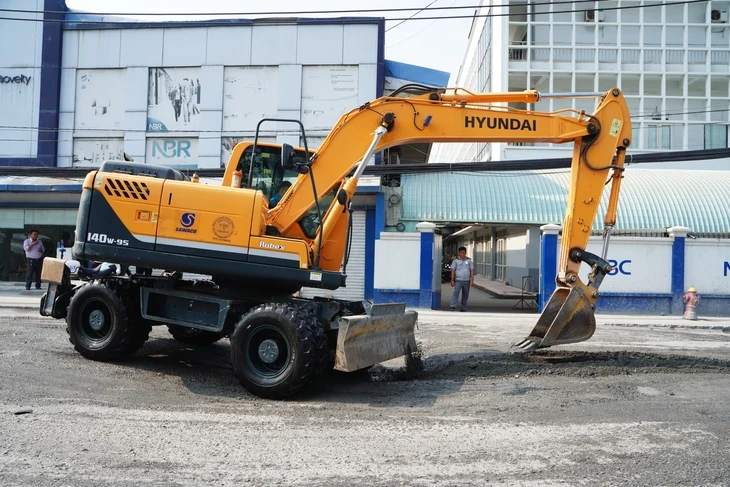 Đường Bến Nghé xuất hiện nhiều 'ổ voi', hàng trăm xe container chật vật vào cảng Tân Thuận Đường Bến Nghé xuất hiện nhiều 'ổ voi', hàng trăm xe container chật vật vào cảng Tân Thuận