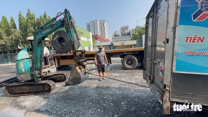 Đường Bến Nghé xuất hiện nhiều 'ổ voi', hàng trăm xe container chật vật vào cảng Tân Thuận Đường Bến Nghé xuất hiện nhiều 'ổ voi', hàng trăm xe container chật vật vào cảng Tân Thuận