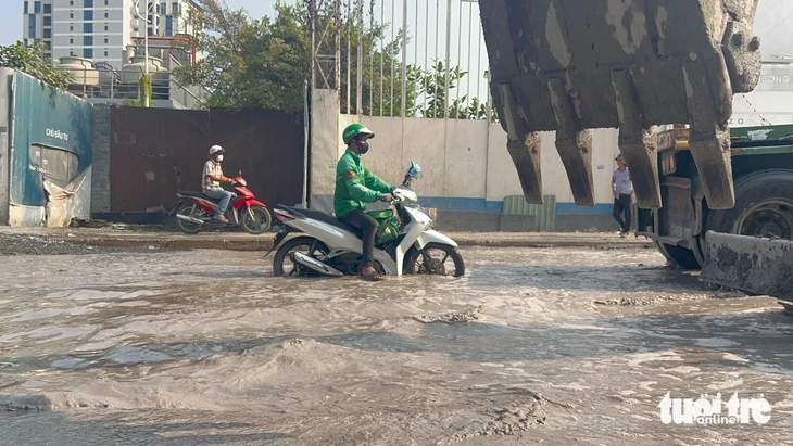 Đường Bến Nghé xuất hiện nhiều 'ổ voi', hàng trăm xe container chật vật vào cảng Tân Thuận Đường Bến Nghé xuất hiện nhiều 'ổ voi', hàng trăm xe container chật vật vào cảng Tân Thuận