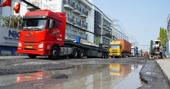 Đường Bến Nghé xuất hiện nhiều 'ổ voi', hàng trăm xe container chật vật vào cảng Tân Thuận