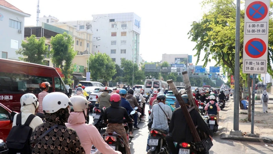 Đường Cộng Hòa thông thoáng trong ngày chính thức áp dụng phân làn linh hoạt Đường Cộng Hòa thông thoáng trong ngày chính thức áp dụng phân làn linh hoạt