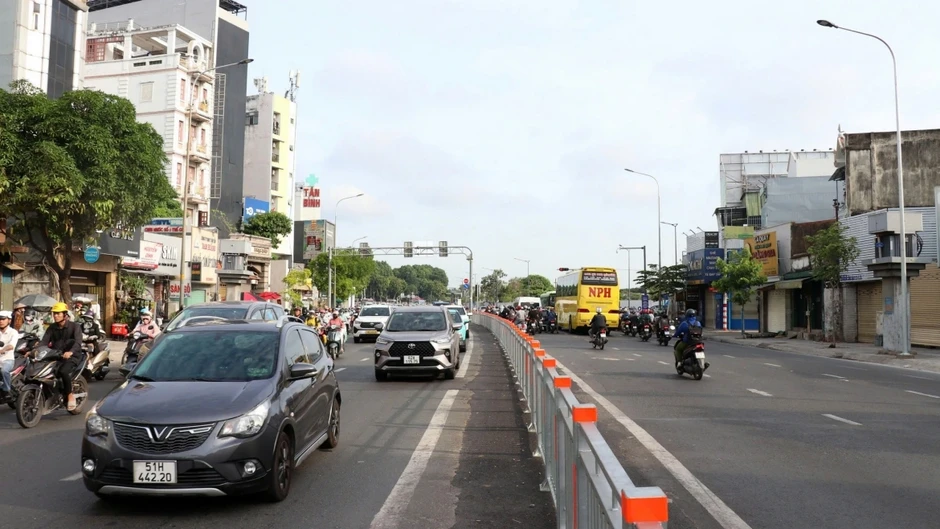 Đường Cộng Hòa thông thoáng trong ngày chính thức áp dụng phân làn linh hoạt Đường Cộng Hòa thông thoáng trong ngày chính thức áp dụng phân làn linh hoạt