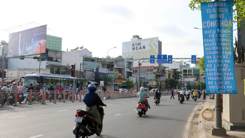 Đường Cộng Hòa thông thoáng trong ngày chính thức áp dụng phân làn linh hoạt Đường Cộng Hòa thông thoáng trong ngày chính thức áp dụng phân làn linh hoạt