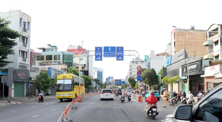 Đường Cộng Hòa thông thoáng trong ngày chính thức áp dụng phân làn linh hoạt Đường Cộng Hòa thông thoáng trong ngày chính thức áp dụng phân làn linh hoạt