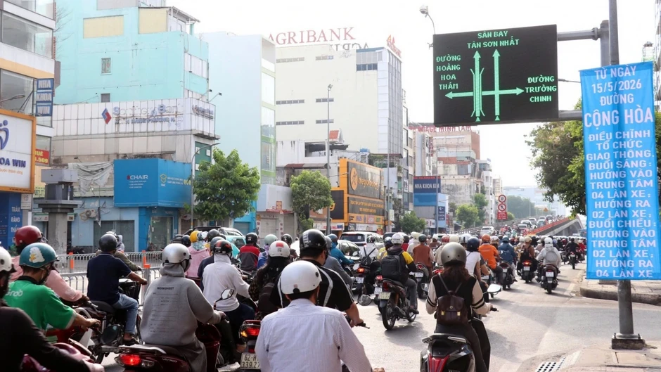Đường Cộng Hòa thông thoáng trong ngày chính thức áp dụng phân làn linh hoạt Đường Cộng Hòa thông thoáng trong ngày chính thức áp dụng phân làn linh hoạt