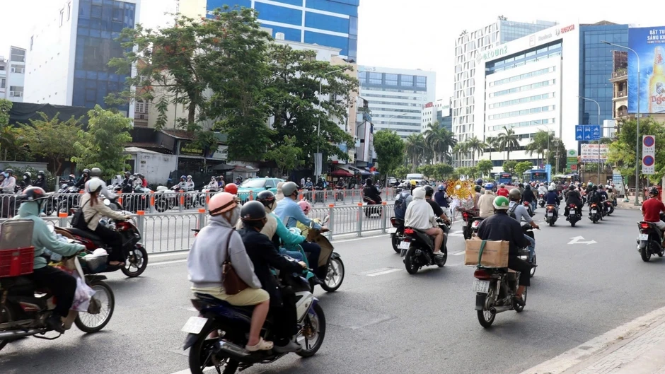 Đường Cộng Hòa thông thoáng trong ngày chính thức áp dụng phân làn linh hoạt Đường Cộng Hòa thông thoáng trong ngày chính thức áp dụng phân làn linh hoạt