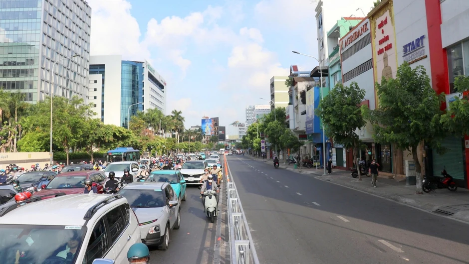 Đường Cộng Hòa thông thoáng trong ngày thử nghiệm phương án phân làn linh hoạt Đường Cộng Hòa thông thoáng trong ngày thử nghiệm phương án phân làn linh hoạt