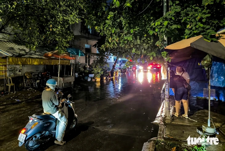 Đường Đặng Thùy Trâm ngập tứ phía, hố hào công trình thành 'bẫy' sau mưa Đường Đặng Thùy Trâm ngập tứ phía, hố hào công trình thành 'bẫy' sau mưa