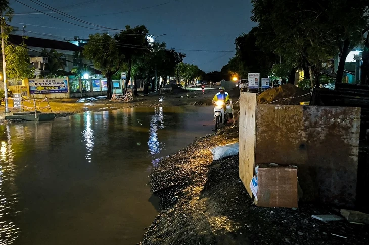 Đường Đặng Thùy Trâm ngập tứ phía, hố hào công trình thành 'bẫy' sau mưa Đường Đặng Thùy Trâm ngập tứ phía, hố hào công trình thành 'bẫy' sau mưa