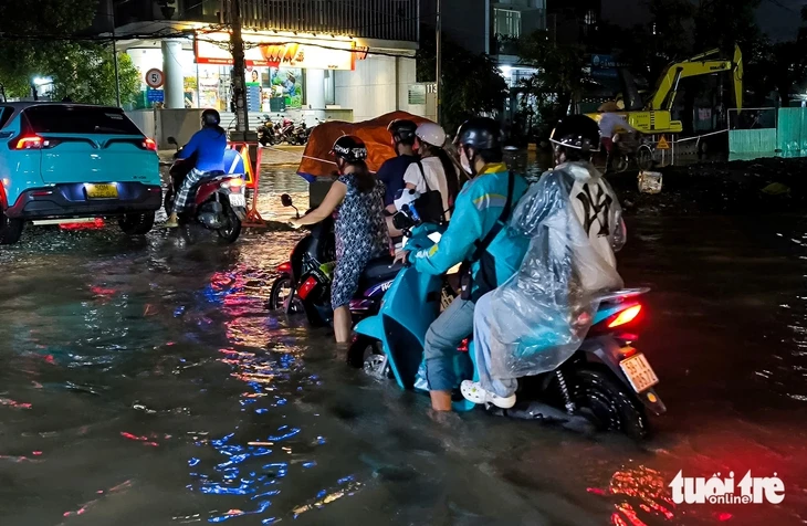 Đường Đặng Thùy Trâm ngập tứ phía, hố hào công trình thành 'bẫy' sau mưa Đường Đặng Thùy Trâm ngập tứ phía, hố hào công trình thành 'bẫy' sau mưa