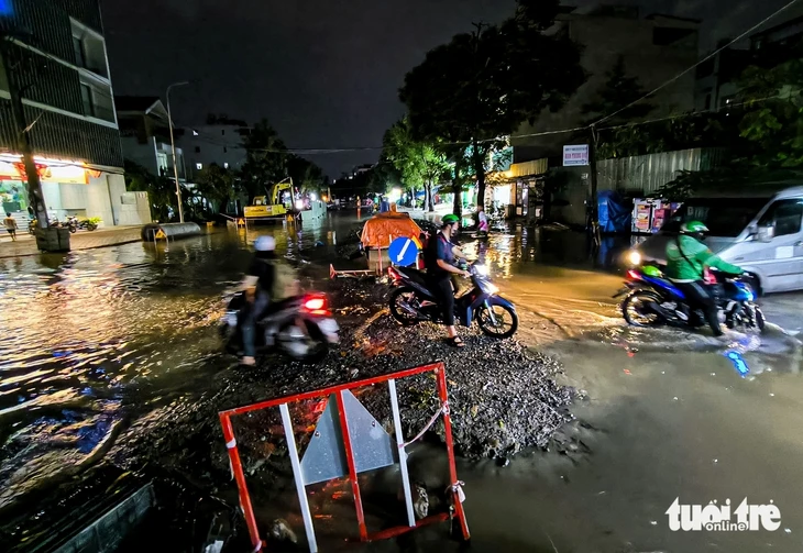 Đường Đặng Thùy Trâm ngập tứ phía, hố hào công trình thành 'bẫy' sau mưa Đường Đặng Thùy Trâm ngập tứ phía, hố hào công trình thành 'bẫy' sau mưa