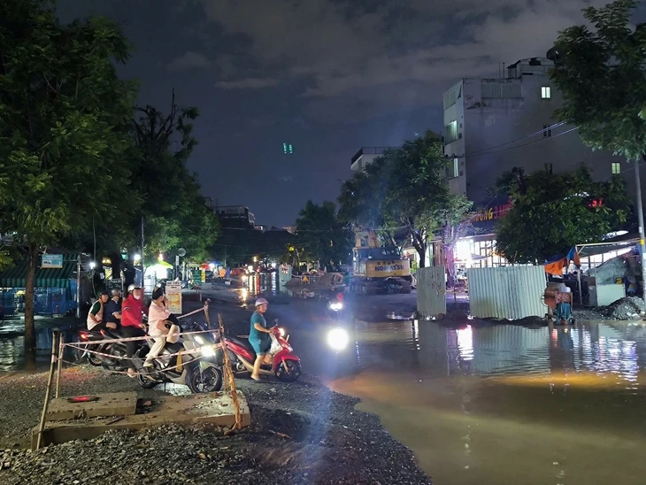 Đường Đặng Thùy Trâm ngập tứ phía, hố hào công trình thành 'bẫy' sau mưa Đường Đặng Thùy Trâm ngập tứ phía, hố hào công trình thành 'bẫy' sau mưa