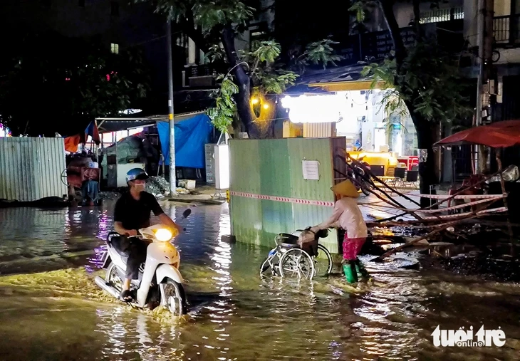 Đường Đặng Thùy Trâm ngập tứ phía, hố hào công trình thành 'bẫy' sau mưa Đường Đặng Thùy Trâm ngập tứ phía, hố hào công trình thành 'bẫy' sau mưa
