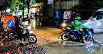 Đường Đặng Thùy Trâm ngập tứ phía, hố hào công trình thành 'bẫy' sau mưa