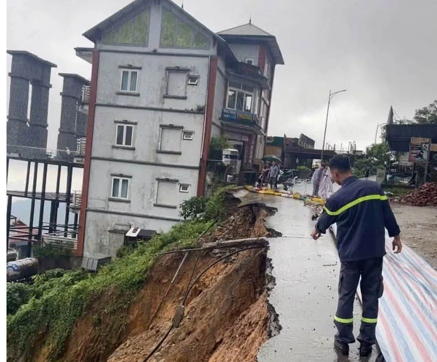Đường lên Cổng Trời Tam Đảo sạt lở sau mưa lớn Đường lên Cổng Trời Tam Đảo sạt lở sau mưa lớn
