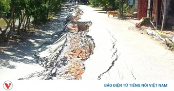 Đường liên xã ở tỉnh Quảng Trị bất ngờ bị lún sâu hơn nửa mét