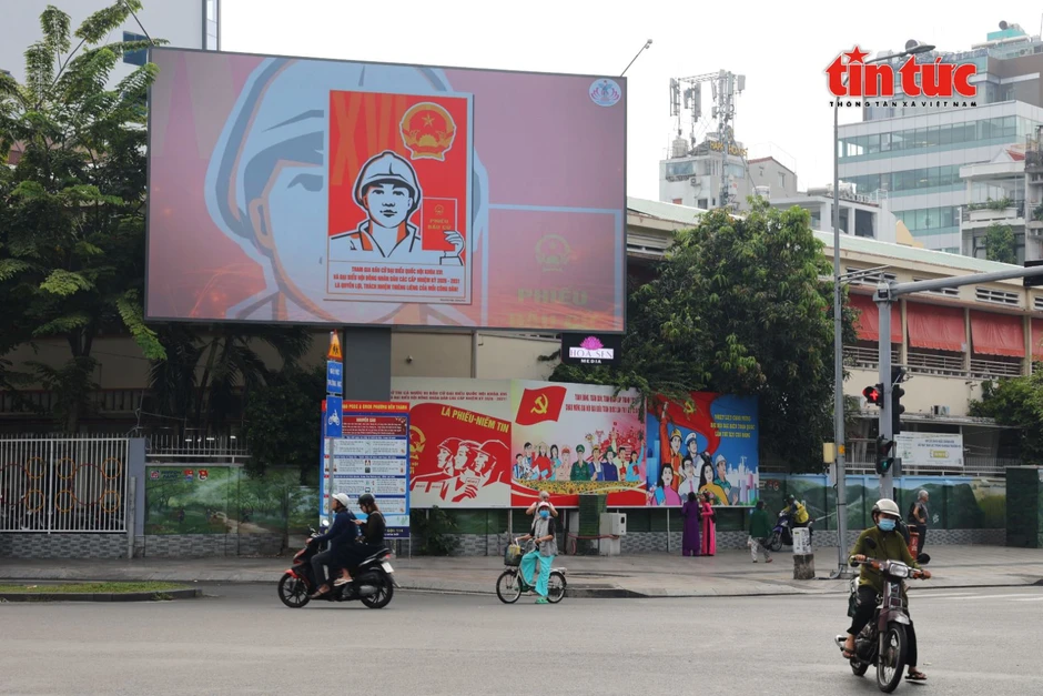 Đường phố TP Hồ Chí Minh rực rỡ cờ hoa, băng rôn trước ngày bầu cử Đường phố TP Hồ Chí Minh rực rỡ cờ hoa, băng rôn trước ngày bầu cử
