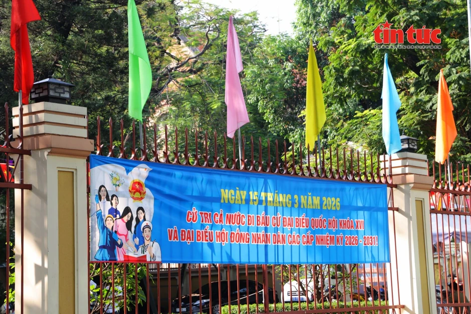 Đường phố TP Hồ Chí Minh rực rỡ cờ hoa, băng rôn trước ngày bầu cử Đường phố TP Hồ Chí Minh rực rỡ cờ hoa, băng rôn trước ngày bầu cử