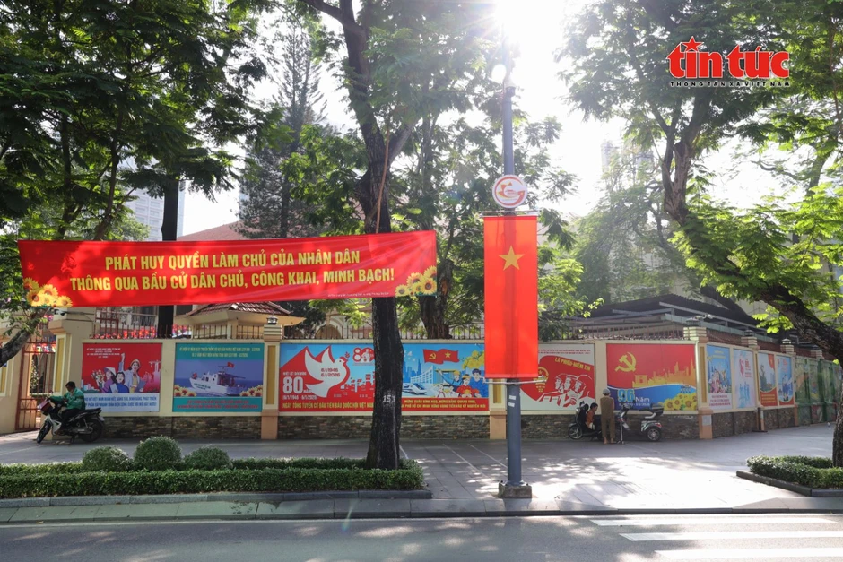 Đường phố TP Hồ Chí Minh rực rỡ cờ hoa, băng rôn trước ngày bầu cử Đường phố TP Hồ Chí Minh rực rỡ cờ hoa, băng rôn trước ngày bầu cử