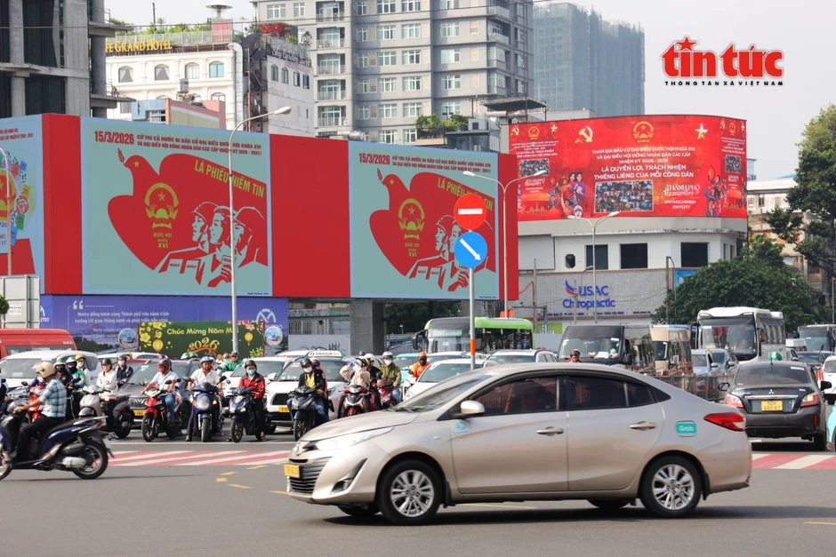 Đường phố TP Hồ Chí Minh rực rỡ cờ hoa, băng rôn trước ngày bầu cử Đường phố TP Hồ Chí Minh rực rỡ cờ hoa, băng rôn trước ngày bầu cử
