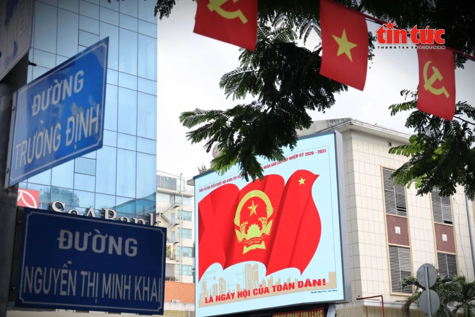 Đường phố TP Hồ Chí Minh rực rỡ cờ hoa, băng rôn trước ngày bầu cử Đường phố TP Hồ Chí Minh rực rỡ cờ hoa, băng rôn trước ngày bầu cử