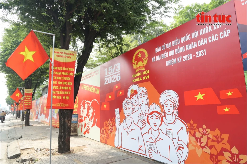 Đường phố TP Hồ Chí Minh rực rỡ cờ hoa, băng rôn trước ngày bầu cử Đường phố TP Hồ Chí Minh rực rỡ cờ hoa, băng rôn trước ngày bầu cử