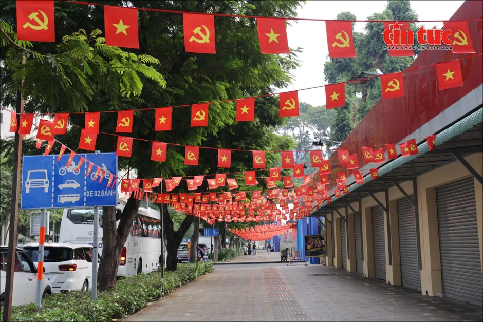 Đường phố TP Hồ Chí Minh rực rỡ cờ hoa, băng rôn trước ngày bầu cử Đường phố TP Hồ Chí Minh rực rỡ cờ hoa, băng rôn trước ngày bầu cử