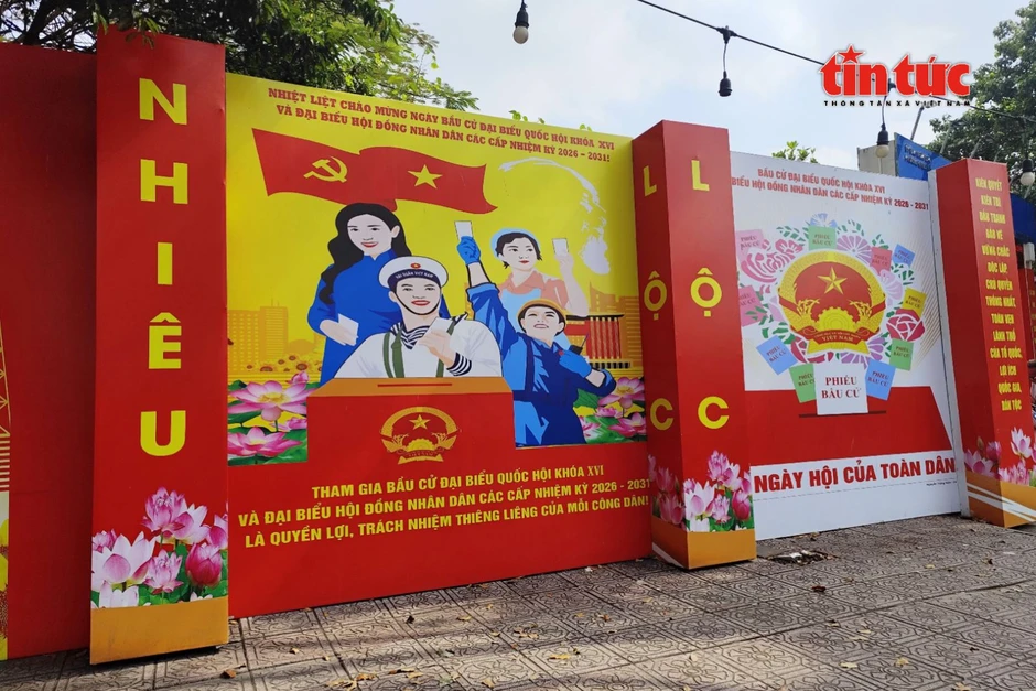 Đường phố TP Hồ Chí Minh rực rỡ cờ hoa, băng rôn trước ngày bầu cử Đường phố TP Hồ Chí Minh rực rỡ cờ hoa, băng rôn trước ngày bầu cử