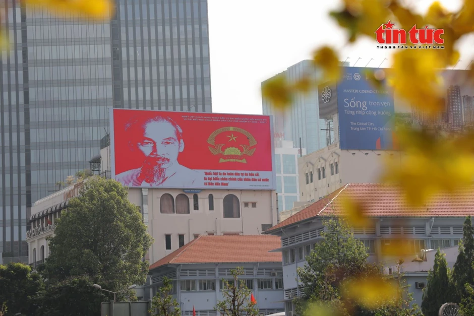 Đường phố TP Hồ Chí Minh rực rỡ cờ hoa, băng rôn trước ngày bầu cử Đường phố TP Hồ Chí Minh rực rỡ cờ hoa, băng rôn trước ngày bầu cử