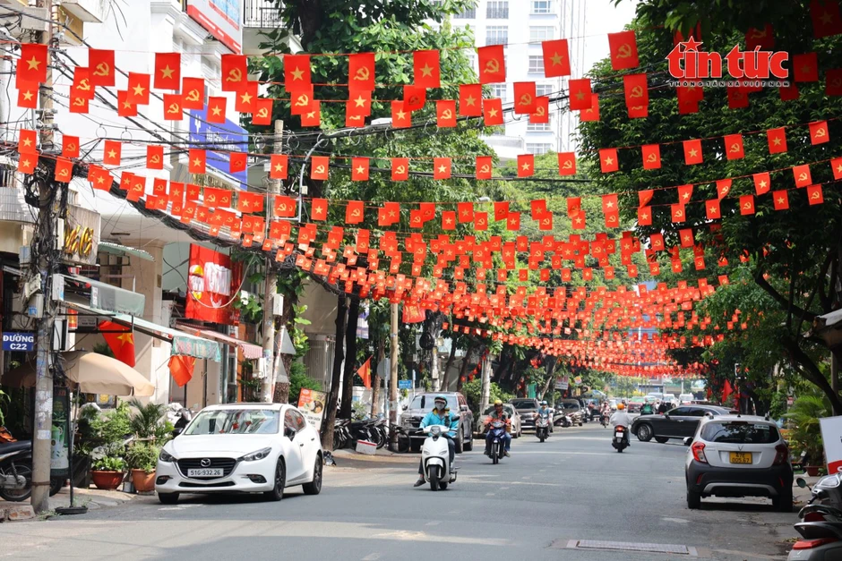 Đường phố TP Hồ Chí Minh rực rỡ cờ hoa, băng rôn trước ngày bầu cử Đường phố TP Hồ Chí Minh rực rỡ cờ hoa, băng rôn trước ngày bầu cử