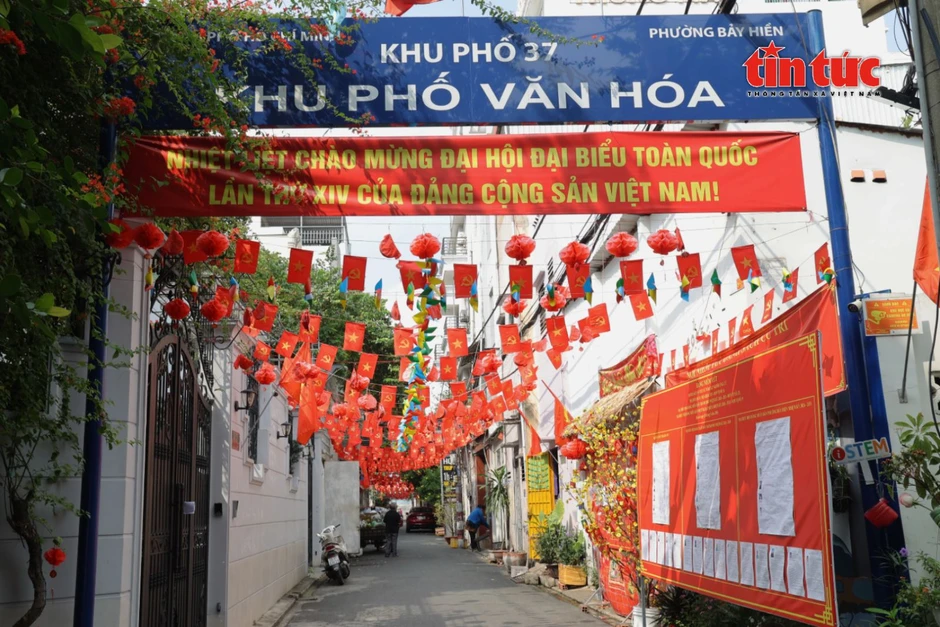 Đường phố TP Hồ Chí Minh rực rỡ cờ hoa, băng rôn trước ngày bầu cử Đường phố TP Hồ Chí Minh rực rỡ cờ hoa, băng rôn trước ngày bầu cử
