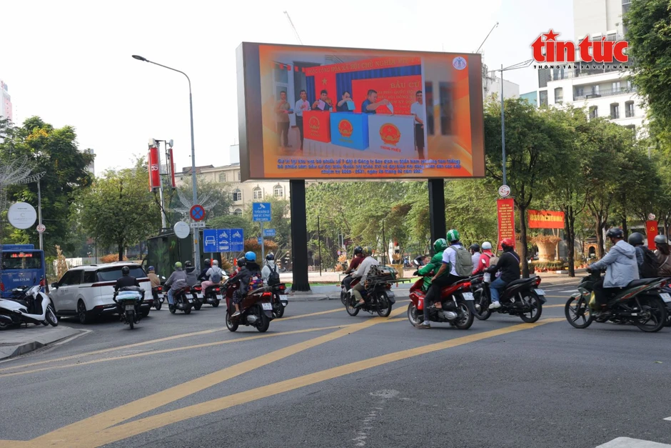 Đường phố TP Hồ Chí Minh rực rỡ cờ hoa, băng rôn trước ngày bầu cử Đường phố TP Hồ Chí Minh rực rỡ cờ hoa, băng rôn trước ngày bầu cử