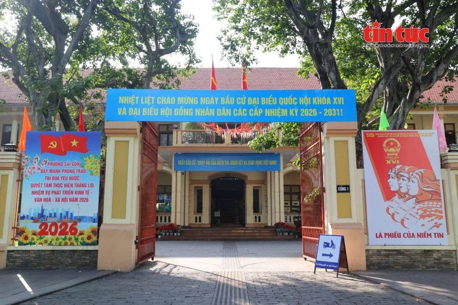 Đường phố TP Hồ Chí Minh rực rỡ cờ hoa, băng rôn trước ngày bầu cử Đường phố TP Hồ Chí Minh rực rỡ cờ hoa, băng rôn trước ngày bầu cử