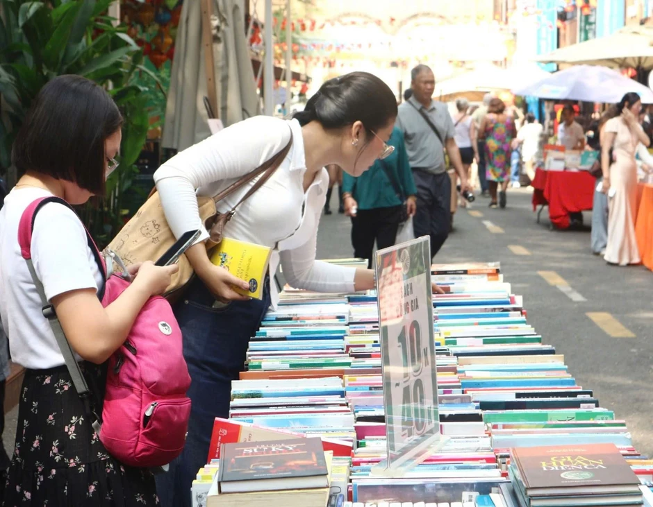 Đường Sách TP Hồ Chí Minh thu hút khách quốc tế dịp lễ 30/4 và 1/5 Đường Sách TP Hồ Chí Minh thu hút khách quốc tế dịp lễ 30/4 và 1/5