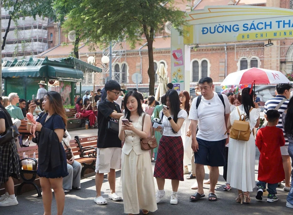 Đường Sách TP Hồ Chí Minh thu hút khách quốc tế dịp lễ 30/4 và 1/5 Đường Sách TP Hồ Chí Minh thu hút khách quốc tế dịp lễ 30/4 và 1/5