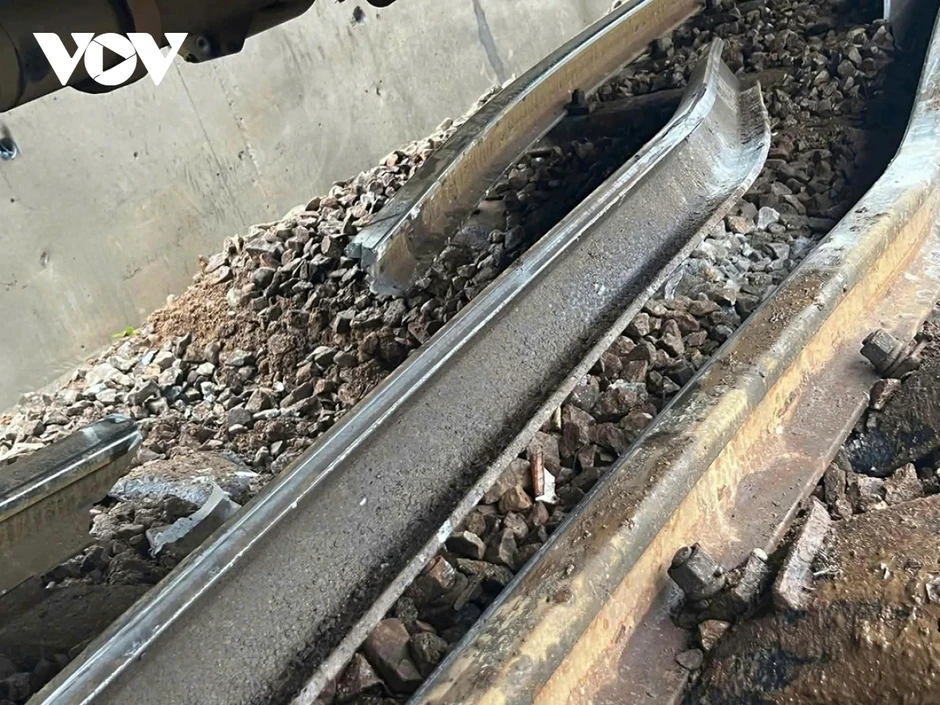 Đường sắt Bắc Nam đã thông tuyến sau sự cố đường ray bị gãy đoạn qua đèo Hải Vân Đường sắt Bắc Nam đã thông tuyến sau sự cố đường ray bị gãy đoạn qua đèo Hải Vân